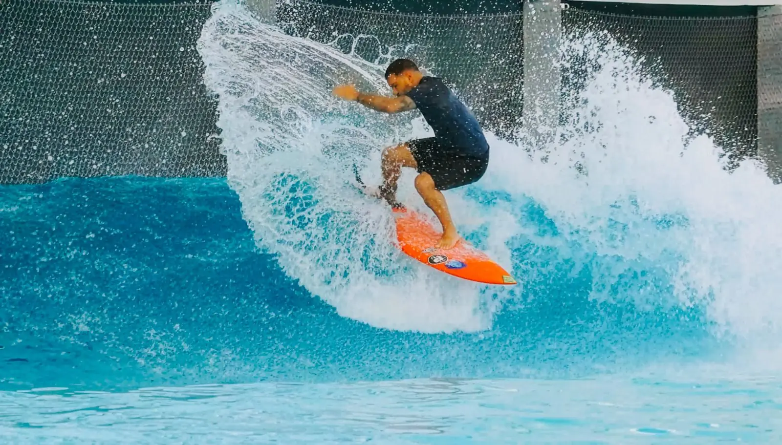 Surfista manobrando na onda da Surf Center Curitiba