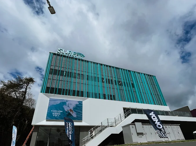 Surf Center Curitiba — fachada do clube de surf indoor com piscina de ondas